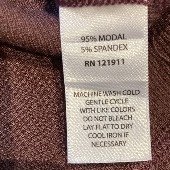 LNA Size: XS Shoulder Cut-Out Long Sleeved Tee Burgundy - Picture 3 of 4